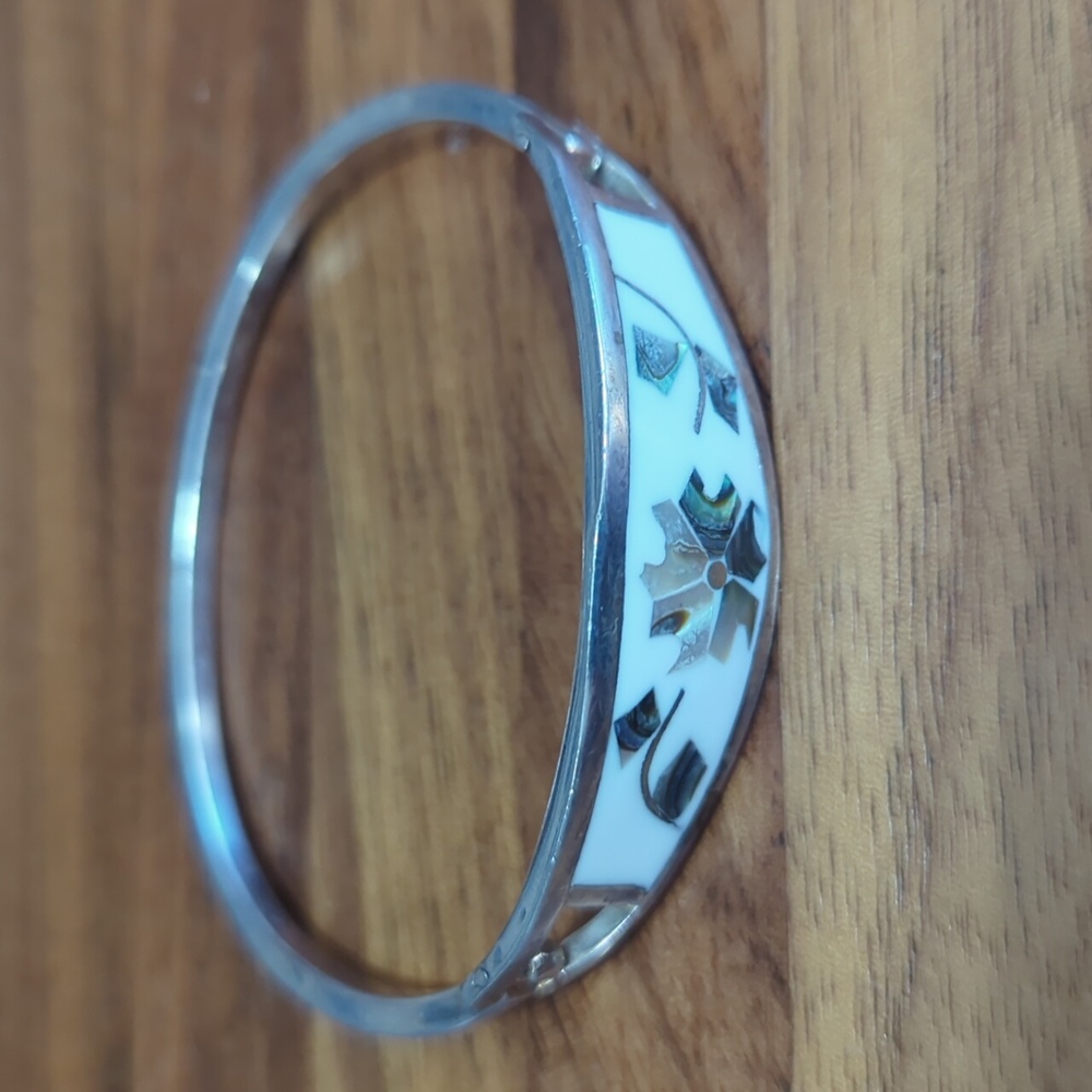 Taxco Mexico silver abalone inlaid hinge bangle bracelet flower